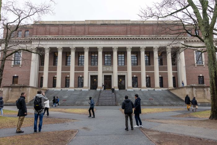 全米の大学の留学生、相次いでビザ取り消し　説明や警告なく
